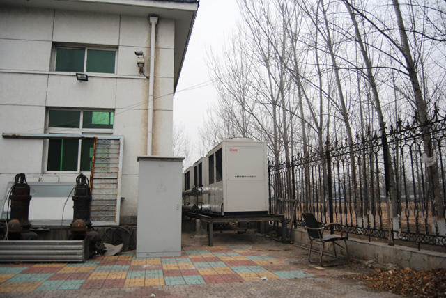 魯禹25P低溫空氣源熱泵馬池口水務(wù)站院內(nèi)效果圖 魯禹25P低溫空氣源熱泵馬池口水務(wù)站院內(nèi)效果圖