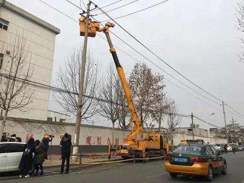 圖為:濟寧為空氣源熱泵電鍋爐電暖氣等清潔采暖用戶進(jìn)行電網(wǎng)升級改造施工現(xiàn)場照片 圖為:濟寧為空氣源熱泵電鍋爐電暖氣等清潔采暖用戶進(jìn)行電網(wǎng)升級改造施工現(xiàn)場照片